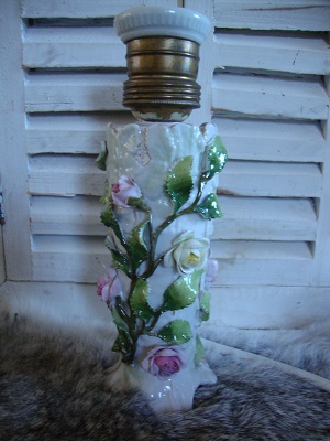 oud porselein lampvoetje met roosjes