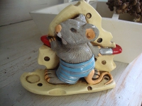 Oud gemerkt kunsthars beeldje muis