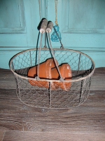 kippengaas mandje met houten handvaten middel