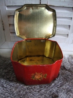 Vintage rood gebloemd theeblikje
