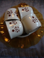 retro bruin witte koffie kopjes - vintage servies