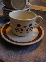 retro bruin witte koffie kopjes - vintage servies