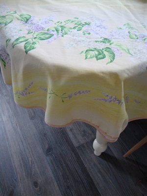 geel rond tafelkleed met paarse seringen