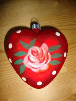 Kerstbal hart met rood witte stip en roos