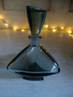 driehoekig parfum flesje oud groen glas