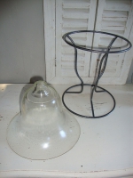 vintage glazen cloche op metalen standaard