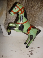 Oud groen houten speelgoed paardje