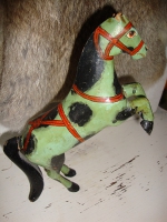 Oud groen houten speelgoed paardje