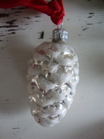 oude kerstballen dennenappels glas