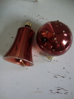 Retro kerstklokje en bal bruin glas