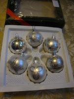 kerstballen zilveren gedecoreerde ballen