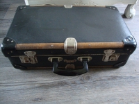 vintage harde zwarte koffer met houten randen
