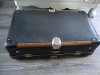 vintage harde zwarte koffer met houten randen