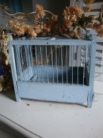 oud houten vogelkooitje pastelblauw