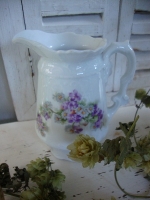 Brocante melkkan met floraal decor