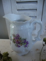 Brocante melkkan met floraal decor