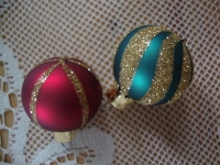 set mini gekleurde kerstballetjes en piek