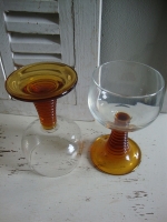 retro wijnglazen met bruine voet