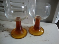 retro wijnglazen met bruine voet
