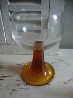 retro wijnglazen met bruine voet