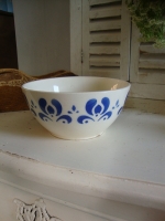 spoelkom uit de GDR met blauw decor