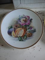 Antieke bordjes met bloemen en fruit