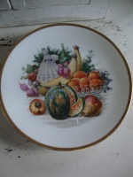 Antieke bordjes met bloemen en fruit