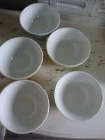 Pastelkleurige koffie of thee kommen