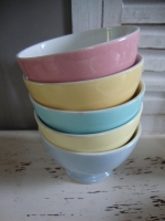 Pastelkleurige koffie of thee kommen