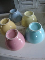 Pastelkleurige koffie of thee kommen