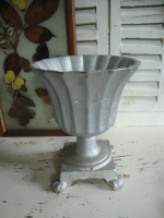 brocante gietijzeren tuinvaas of bloempot