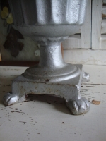 brocante gietijzeren tuinvaas of bloempot