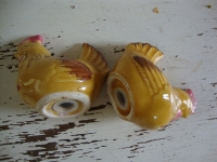 vintage okergele peper en zout kippen