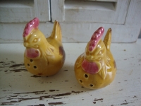 vintage okergele peper en zout kippen
