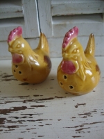 vintage okergele peper en zout kippen
