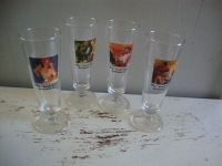 vintage hoge bierglazen op voet