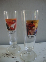 vintage hoge bierglazen op voet