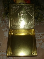 vintage donkerrood koekblik met zeilschip