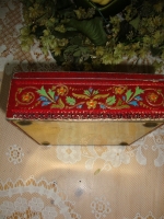 vintage donkerrood koekblik met zeilschip