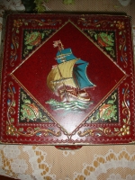 vintage donkerrood koekblik met zeilschip