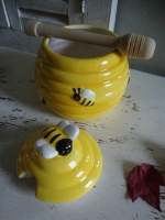 Geel honingpotje met houten lepel