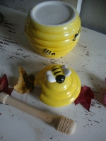 Geel honingpotje met houten lepel