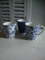 blauw wit gebloemde mokken