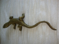 Hagedis van koper of messing