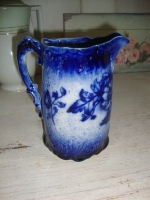 antieke melkkan kobaltblauwe bloemen