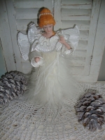 porselein engel met veren