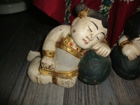 oude houten beelden gelukskinderen