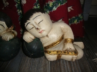 oude houten beelden gelukskinderen