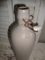 Hoge grijze gres steengoed beugel kruik