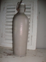 Hoge grijze gres steengoed beugel kruik